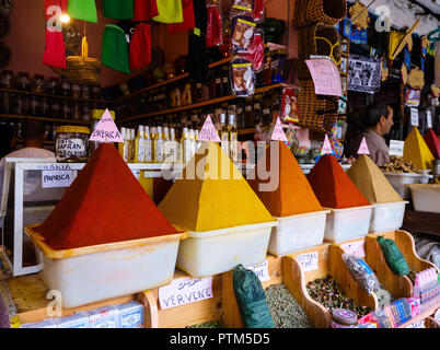 ESSAOUIRA, MAROKKO - ca. Mai 2018: Blick auf typische Gasse und Geschäfte in der Zitadelle von Essaouira. Stockfoto