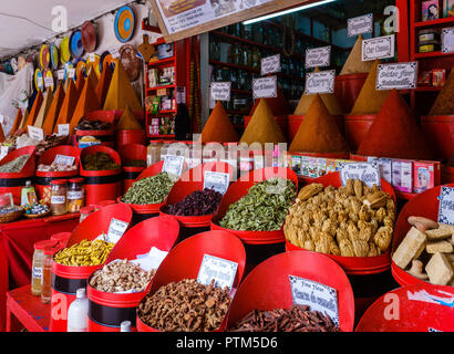 ESSAOUIRA, MAROKKO - ca. Mai 2018: Blick auf typische Gasse und Geschäfte in der Zitadelle von Essaouira. Stockfoto