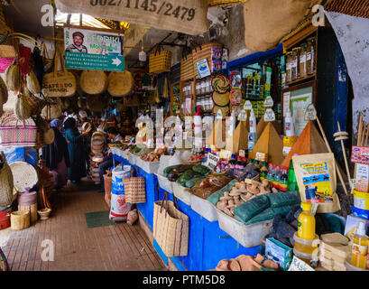 ESSAOUIRA, MAROKKO - ca. Mai 2018: Blick auf typische Gasse und Geschäfte in der Zitadelle von Essaouira. Stockfoto