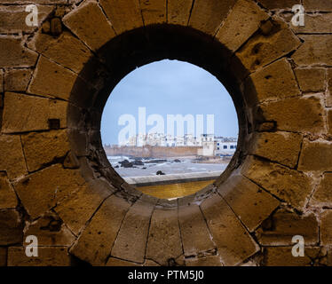 ESSAOUIRA, MAROKKO - ca. Mai 2018: Essaouria ab und die berühmten Castelo Real von Mogador gesehen. Stockfoto