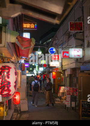 Tokio, Japan. September 11, 2018. Kleine Gassen von Bars in Kabukicho Bezirk, Tokio Stockfoto