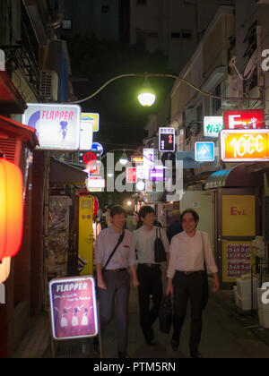 Tokio, Japan. September 11, 2018. Kleine Gassen von Bars in Kabukicho Bezirk, Tokio Stockfoto