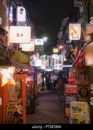 Tokio, Japan. September 11, 2018. Kleine Gassen von Bars in Kabukicho Bezirk, Tokio Stockfoto