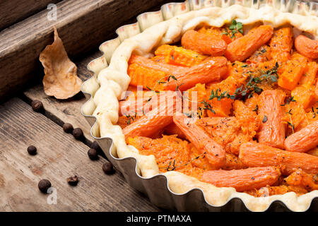 Herbst Ernährung Vegetarische Torte mit Karotten. Saisonale Gerichte Stockfoto