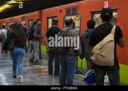 Mexikanische Volk warten, einen Zug bei der Mexiko City Metro eingeben Stockfoto