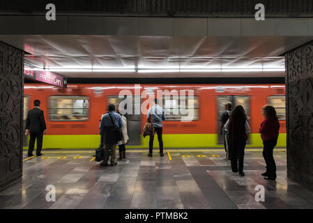 Ein Zug anreisen zu den Insurgentes Metro-station, Mexiko Stadt Stockfoto