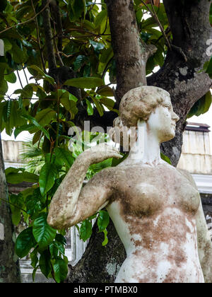 Achilleion Palast, Korfu, Griechenland - 24 August, 2018: die Statue im Innenhof der Achilleion Palast der Kaiserin von Österreich Elisabeth von Bayern. Stockfoto