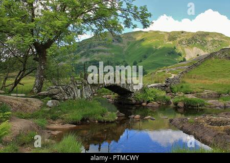 Slaters Brücke von der Little Langdale Valley im englischen Lake District, Cumbria GROSSBRITANNIEN Stockfoto