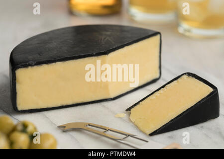 Stück Englisch gewachst Bauernhaus Cheddar Käse zum Nachtisch Stockfoto