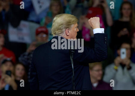 Topeka, KS, USA. 6. Okt, 2018. Präsident Donald Trump an maga Kundgebung zur Unterstützung von Kansas Staatssekretär Kris Kobach, der republikanische Kandidat für Regler in Topeka, Kansas am 6. Oktober 2018. Credit: Mark Reinstein/Medien Punch/Alamy leben Nachrichten Stockfoto