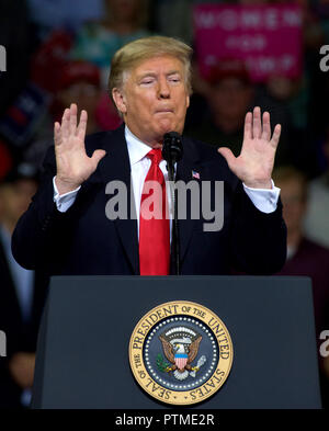 Topeka, KS, USA. 6. Okt, 2018. Präsident Donald Trump an maga Kundgebung zur Unterstützung von Kansas Staatssekretär Kris Kobach, der republikanische Kandidat für Regler in Topeka, Kansas am 6. Oktober 2018. Credit: Mark Reinstein/Medien Punch/Alamy leben Nachrichten Stockfoto