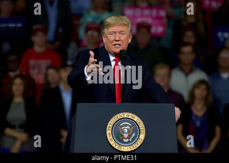 Topeka, KS, USA. 6. Okt, 2018. Präsident Donald Trump an maga Kundgebung zur Unterstützung von Kansas Staatssekretär Kris Kobach, der republikanische Kandidat für Regler in Topeka, Kansas am 6. Oktober 2018. Credit: Mark Reinstein/Medien Punch/Alamy leben Nachrichten Stockfoto