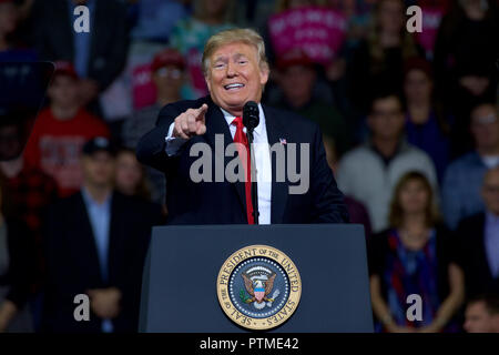 Topeka, KS, USA. 6. Okt, 2018. Präsident Donald Trump an maga Kundgebung zur Unterstützung von Kansas Staatssekretär Kris Kobach, der republikanische Kandidat für Regler in Topeka, Kansas am 6. Oktober 2018. Credit: Mark Reinstein/Medien Punch/Alamy leben Nachrichten Stockfoto