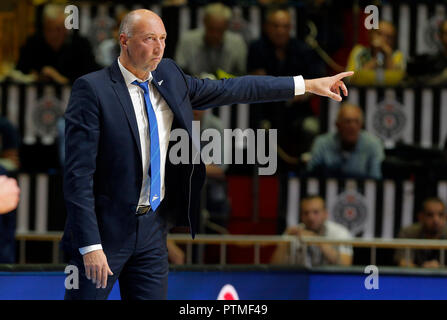 (181010) - Belgrad, Oct, 10, 2018 (Xinhua) - Zenit der Haupttrainer Vasily Karasev Gesten in der zweiten Runde in der regulären Saison 2018-2019 Eurocup Basketball Turnier zwischen Partizan und Zenit in Belgrad, Serbien am Okt. 9, 2018. Partizan gewann 89-82. (Xinhua / Predrag Milosavljevic) Credit: Predrag Milosavljevic/Xinhua/Alamy leben Nachrichten Stockfoto