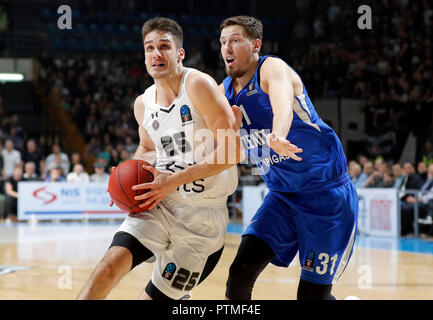 (181010) - Belgrad, Oct, 10, 2018 (Xinhua) - der partizan Rade Zagorac (L) Mias mit des Zenit Evgeny Valiev in der zweiten Runde in der regulären Saison 2018-2019 Eurocup Basketball Turnier zwischen Partizan und Zenit in Belgrad, Serbien am Okt. 9, 2018. Partizan gewann 89-82. (Xinhua / Predrag Milosavljevic) Credit: Predrag Milosavljevic/Xinhua/Alamy leben Nachrichten Stockfoto