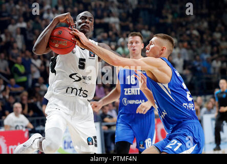 (181010) - Belgrad, Oct, 10, 2018 (Xinhua) - der partizan Bandja Sy (L) Mias mit Zenit's Jarrod Uthoff in der zweiten Runde in der regulären Saison 2018-2019 Eurocup Basketball Turnier zwischen Partizan und Zenit in Belgrad, Serbien am Okt. 9, 2018. Partizan gewann 89-82. (Xinhua / Predrag Milosavljevic) Credit: Predrag Milosavljevic/Xinhua/Alamy leben Nachrichten Stockfoto