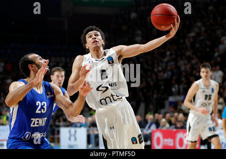 (181010) - Belgrad, Oct, 10, 2018 (Xinhua) - der partizan Marcus Paige (vorn R) Mias mit des Zenit Philip Scrubb in der zweiten Runde in der regulären Saison 2018-2019 Eurocup Basketball Turnier zwischen Partizan und Zenit in Belgrad, Serbien am Okt. 9, 2018. Partizan gewann 89-82. (Xinhua / Predrag Milosavljevic) Credit: Predrag Milosavljevic/Xinhua/Alamy leben Nachrichten Stockfoto