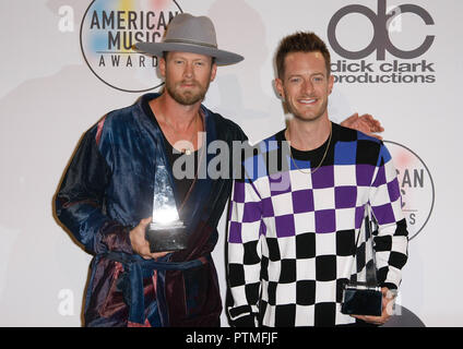 Los Angeles, Ca, USA. 09 Okt, 2018. Brian Kelley und Tyler Hubbard von Florida Georgia Linie Pose in der Presse während der American Music Awards 2018 bei Microsoft Theater am 9. Oktober in Los Angeles, Kalifornien 2018. (Quelle: Bild Raum/Medien Punch)/Alamy leben Nachrichten Stockfoto