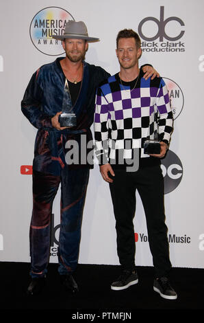 Los Angeles, Ca, USA. 09 Okt, 2018. Brian Kelley und Tyler Hubbard von Florida Georgia Linie Pose in der Presse während der American Music Awards 2018 bei Microsoft Theater am 9. Oktober in Los Angeles, Kalifornien 2018. (Quelle: Bild Raum/Medien Punch)/Alamy leben Nachrichten Stockfoto