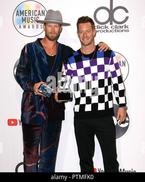 Los Angeles, Ca, USA. 09 Okt, 2018. Brian Kelley und Tyler Hubbard von Florida Georgia Linie Pose in der Presse während der American Music Awards 2018 bei Microsoft Theater am 9. Oktober in Los Angeles, Kalifornien 2018. (Quelle: Bild Raum/Medien Punch)/Alamy leben Nachrichten Stockfoto