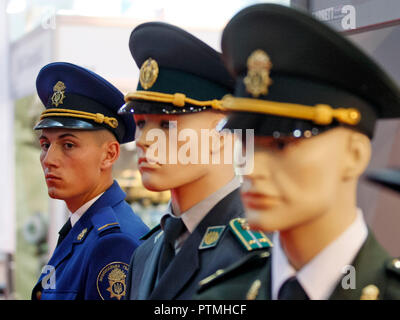 Eine ukrainische Soldaten der Nationalgarde wird gesehen, neben Attrappen während die Arme und Sicherheit internationale Ausstellung 2018 in Kiew, Ukraine. Die Ausstellung umfasst 500 Unternehmen aus 17 Ländern: Vereinigte Staaten, Türkei, China, die Vereinigten Arabischen Emirate, Deutschland, Polen, der Tschechischen Republik, der Slowakei, Kroatien, Österreich, Luxemburg, Dänemark, Lettland, Kasachstan, der Ukraine, der Ausstellung wie 60 Einheiten von Maschinen und 11 Flugzeuge. Der läuft für 4 Tage. Stockfoto