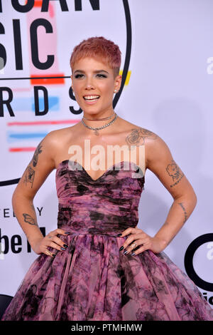 Los Angeles, USA. 9. Okt. 2018. LOS ANGELES, Ca. Oktober 09, 2018: Halsey bei den American Music Awards 2018, die in den Microsoft Theater LA Live. Bild: Paul Smith/Featureflash Credit: Paul Smith/Alamy leben Nachrichten Stockfoto