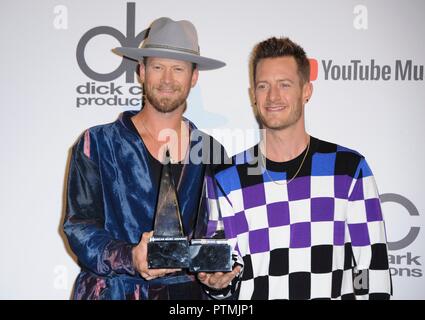 Los Angeles, CA, USA. 9. Okt., 2018. Brian Kelley, Tyler Hubbard in der Presse Raum für American Music Awards 2018 - Foto Zimmer, Microsoft Theatre, Los Angeles, CA 9. Oktober 2018. Credit: Elizabeth Goodenough/Everett Collection/Alamy leben Nachrichten Stockfoto