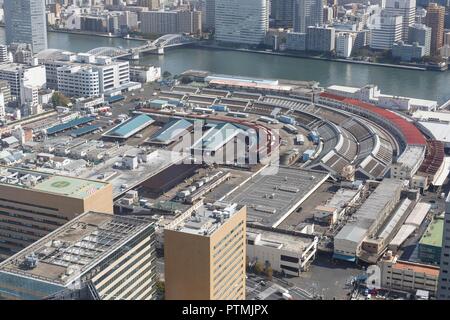 Ansicht von oben von Tokyo's Großhandel Tsukiji Fischmarkt am 10. Oktober 2018, Tokio, Japan. Tokios legendären Fischmarkt seine Tore geschlossen für das letzte Mal am 6. Oktober für einen Umzug in ein neu erstelltes Werk, "Die Toyosu Fischmarkt", startet am 16. Oktober. Der Großhandel Fischmarkt Tsukiji zuerst geöffnet in der Mitte der 1930er Jahre und war eines der beliebtesten Reiseziele der japanischen Hauptstadt für internationale Touristen. Credit: Rodrigo Reyes Marin/LBA/Alamy leben Nachrichten Stockfoto