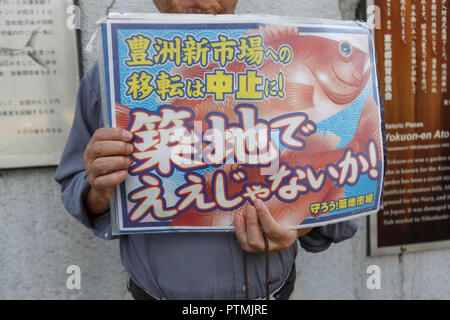 Ein Mann gegen die Schließung von Tokyo's Großhandel Tsukiji Fischmarkt Proteste vor dem Haupttor der Fischmarkt am 10. Oktober 2018, Tokio, Japan. Tokios legendären Fischmarkt seine Tore geschlossen für das letzte Mal am 6. Oktober für einen Umzug in ein neu erstelltes Werk, "Die Toyosu Fischmarkt", startet am 16. Oktober. Der Großhandel Fischmarkt Tsukiji zuerst geöffnet in der Mitte der 1930er Jahre und war eines der beliebtesten Reiseziele der japanischen Hauptstadt für internationale Touristen. Credit: Rodrigo Reyes Marin/LBA/Alamy leben Nachrichten Stockfoto