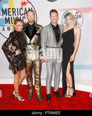 LOS ANGELES, Ca - 09 Oktober: Tyler Hubbard (2 L) und Brian Kelley (2. R) der Florida Georgia Line die 2018 American Music Awards bei Microsoft Theater teilnehmen, die am 9. Oktober in Los Angeles, Kalifornien 2018. (Foto durch imageSPACE/MediaPunch) Stockfoto