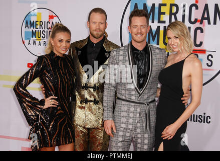 LOS ANGELES, Ca - 09 Oktober: Tyler Hubbard (2 L) und Brian Kelley (2. R) der Florida Georgia Line die 2018 American Music Awards bei Microsoft Theater teilnehmen, die am 9. Oktober in Los Angeles, Kalifornien 2018. (Foto durch imageSPACE/MediaPunch) Stockfoto
