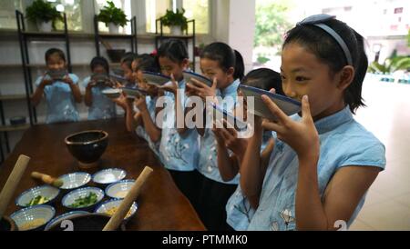 Nanchang, China's Jiangxi Province. 10 Okt, 2018. Schüler trinken Hakka Lei Cha, einem traditionellen Kaffee-basierte gruel, quannan Nr. 4 Grundschule in Quannan County, der ostchinesischen Provinz Jiangxi, Okt. 10, 2018. Credit: Hu Chenhuan/Xinhua/Alamy leben Nachrichten Stockfoto