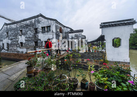 Huzhou, der chinesischen Provinz Zhejiang. 10 Okt, 2018. Die Dorfbewohner zu Fuß in Quanjiatan Dorfes Donglin Stadt Huzhou in der ostchinesischen Provinz Zhejiang, Okt. 10, 2018. Die lokale Regierung hat die Bemühungen um die Erhaltung der alten Wohnsitze. Credit: Xu Yu/Xinhua/Alamy leben Nachrichten Stockfoto