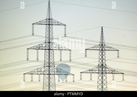 10 Oktober 2018, Nordrhein-Westfalen, Roggendorf: ein Heißluftballon-Pässe Strommasten im Morgennebel. Foto: Federico Gambarini/dpa Stockfoto