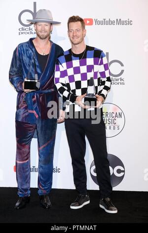 Brian Kelley (l) und Tyler Hubbard von Florida Georgia Linie im Presseraum der American Music Awards 2018 bei Microsoft Theater in Los Angeles, USA, am 09. Oktober 2018. | Verwendung weltweit Stockfoto