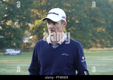 Walton Heath Golf Club, 10. Oktober, 2018. Justin Rose wärmt für das Pro-Am während der SkySports British Masters Golf Meisterschaft durch Justin Rose Quelle: Motofoto/Alamy Leben Nachrichten gehostet Stockfoto