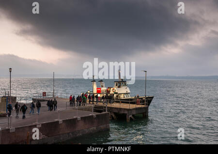 Cobh, Cork, Irland. 10. Oktober, 2018. Naval Personal bereiten die Fähre Karycraft Board am Naval Pier in Cobh, die auf dem Marinestützpunkt in Haulbowline , Co Cork, Irland. Quelle: David Creedon/Alamy leben Nachrichten Stockfoto