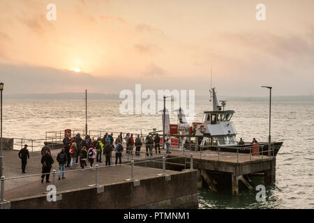 Cobh, Cork, Irland. 10. Oktober, 2018. Naval Personal bereiten die Fähre Karycraft Board am Naval Pier in Cobh, die auf dem Marinestützpunkt in Haulbowline , Co Cork, Irland. Quelle: David Creedon/Alamy leben Nachrichten Stockfoto