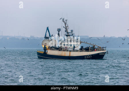 Cobh, Cork, Irland. 10. Oktober, 2018. Trawler Buddy M Segeln bis Cork Harbour in die Stadt, als sie Köpfe für Schutz vor einem herannahenden Sturm, die Südküste Irlands. Quelle: David Creedon/Alamy leben Nachrichten Stockfoto