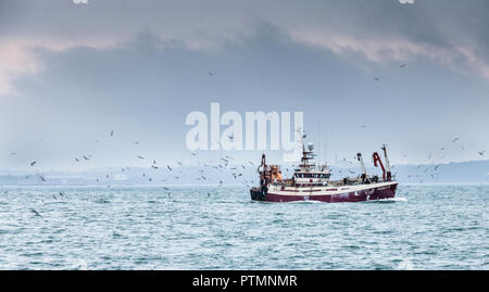 Cobh, Cork, Irland. 10. Oktober, 2018. Rammstein folgen der Trawler Fiona K II bis Cork Harbour in die Stadt, als sie Köpfe für Schutz vor der herannahenden Sturm Callum, die Südküste Irlands. Quelle: David Creedon/Alamy leben Nachrichten Stockfoto