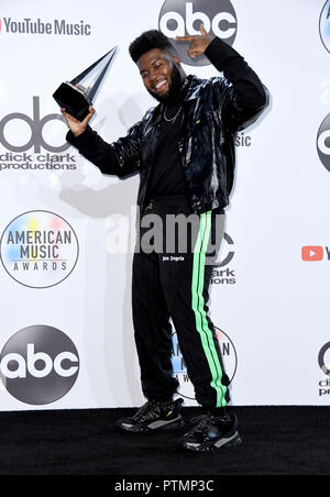 Los Angeles, CA, USA. 9. Okt., 2018. 09. Oktober 2018 - Los Angeles, Kalifornien - Khalid. 2018 American Music Awards - Presse gehalten, die in den Microsoft Theater. Photo Credit: Birdie Thompson/AdMedia Credit: Birdie Thompson/AdMedia/ZUMA Draht/Alamy leben Nachrichten Stockfoto