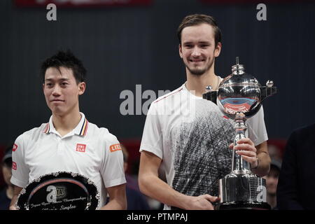 Tokio, Japan. 7 Okt, 2018. Kei Nishikori (JPN), Daniil Medwedew (RUS) Tennis: Sieger Daniil Medwedew Russlands und der Zweitplatzierte Kei Nishikori von Japan stellen mit ihren Trophäen nach dem Rakuten Japan Open Tennis Championships 2018 Singles Final an der Musashino Wald Sport Plaza in Tokio, Japan. Credit: Hitoshi Mochizuki/LBA/Alamy leben Nachrichten Stockfoto