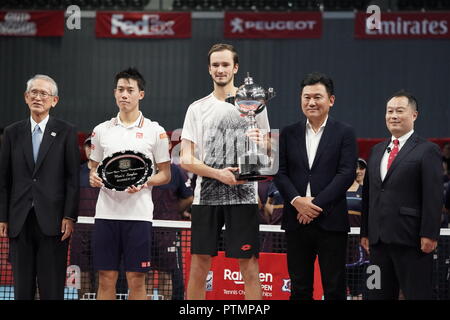 Tokio, Japan. 7 Okt, 2018. (2 L-R) Kei Nishikori (JPN), Daniil Medwedew (RUS), Hiroshi Mikitani Tennis: Sieger Daniil Medwedew Russlands und der Zweitplatzierte Kei Nishikori von Japan posieren mit ihren Trophäen und Hiroshi Mikitani, Vorsitzender und CEO von Rakuten, anlässlich der Preisverleihung nach dem Rakuten Japan Open Tennis Championships 2018 Singles Final an der Musashino Wald Sport Plaza in Tokio, Japan. Credit: Hitoshi Mochizuki/LBA/Alamy leben Nachrichten Stockfoto