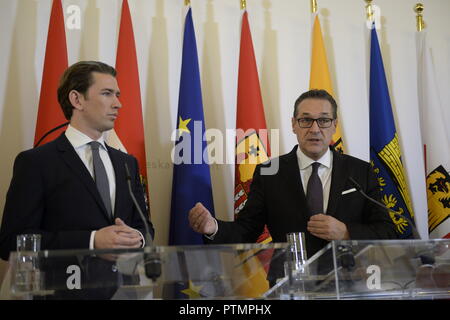 Wien, Österreich. 10. Oktober 2018. Ministerrat im Bundeskanzleramt. Das Bild zeigt Bundeskanzler (von L bis R) Sebastian Kurz (ÖVP) und Vizekanzler Heinz Christian Strache (FPÖ). Kredit: Franz Perc / Alamy Live News Stockfoto