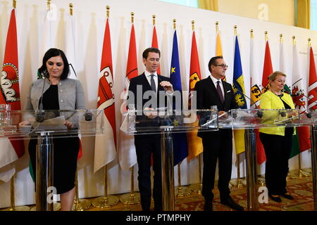 Wien, Österreich. 10. Oktober 2018. Ministerrat im Bundeskanzleramt. Das Bild zeigt (von L bis R) Bundesministerin für Nachhaltigkeit und Tourismus, Elisabeth Köstinger (ÖVP), Bundeskanzlerin Sebastian Kurz (ÖVP), Vizekanzler Heinz Christan Strache (FPÖ) und Bundesministerin Beate Hartinger-Klein (FPÖ). Kredit: Franz Perc / Alamy Live News Stockfoto