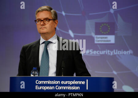 Brüssel, Belgien. 10. Oktober 2018. Der EU-Kommissar Julian König hält eine Pressekonferenz auf der 16. Sicherheit Union Fortschritt berichten. Alexandros Michailidis/Alamy leben Nachrichten Stockfoto