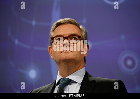 Brüssel, Belgien. 10. Oktober 2018. Der EU-Kommissar Julian König hält eine Pressekonferenz auf der 16. Sicherheit Union Fortschritt berichten. Alexandros Michailidis/Alamy leben Nachrichten Stockfoto