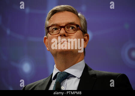 Brüssel, Belgien. 10. Oktober 2018. Der EU-Kommissar Julian König hält eine Pressekonferenz auf der 16. Sicherheit Union Fortschritt berichten. Alexandros Michailidis/Alamy leben Nachrichten Stockfoto