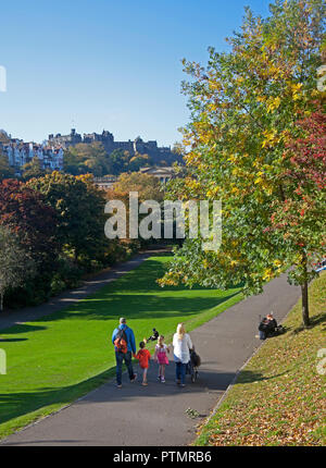 Edinburgh, Schottland, Großbritannien, 10. Oktober 2018. Ruhe vor dem Sturm, Sonne scheint auf die Princes Street Gardens Ost und West mit der Temperatur von 16 Grad so gut wie kein Wind, Besucher in die Innenstadt in der warmen Sonne entspannen Sie sich und geniessen Sie den Herbst Laub, bevor das Wetter zum Wochenende verschlechtert. Stockfoto