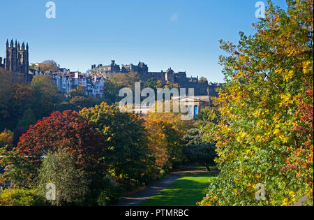 Edinburgh, Schottland, Großbritannien, 10. Oktober 2018. Ruhe vor dem Sturm, Sonne scheint auf die Princes Street Gardens Ost und West mit der Temperatur von 16 Grad so gut wie kein Wind, Besucher in die Innenstadt in der warmen Sonne entspannen Sie sich und geniessen Sie den Herbst Laub, Stockfoto